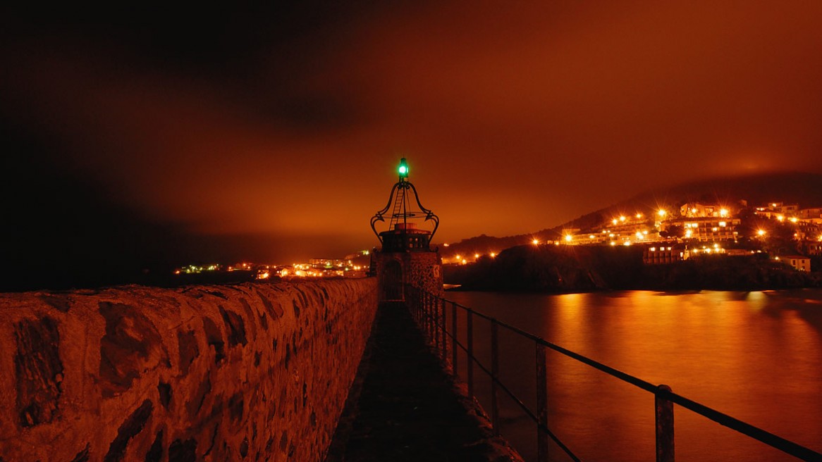 Le port de Collioure (Pyrénées Orientales) de nuit. Photo Matthieu Dupont