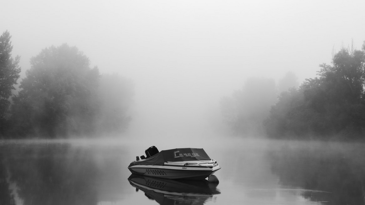 Un petit bateau sur le Tarn dans une ambiance très brumeuse du lever du jour; Image de Matthieu Dupont