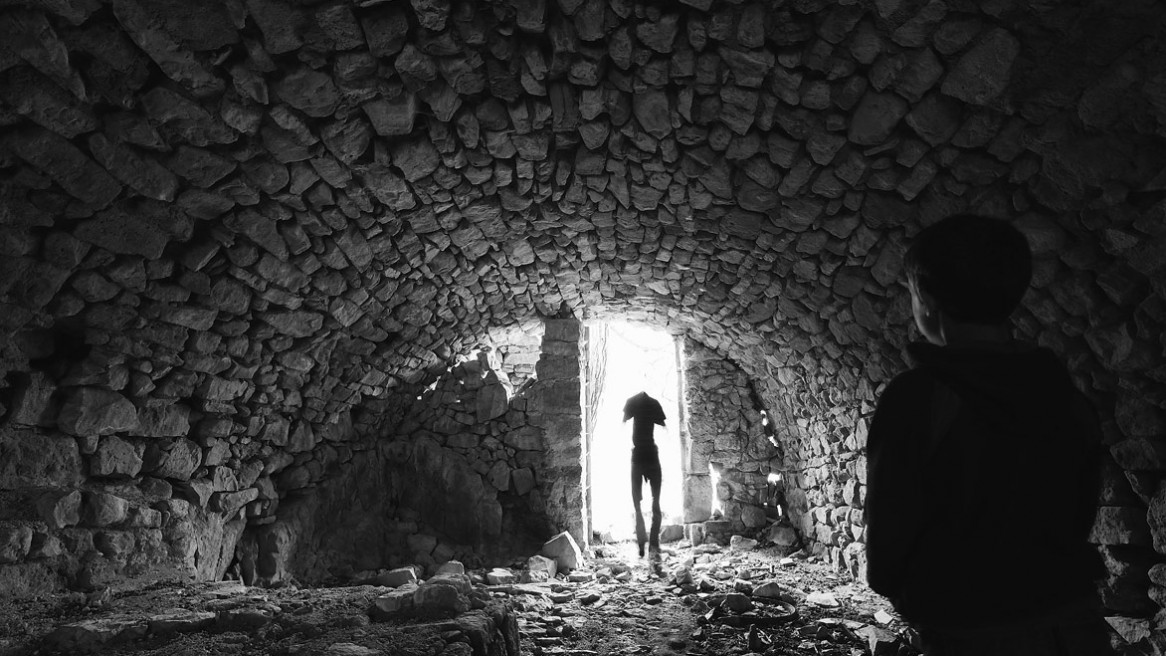 Etrange rencontre dans la cave voutée d'une vielle ruine. Photo noir et blanc de Matthieu Dupont