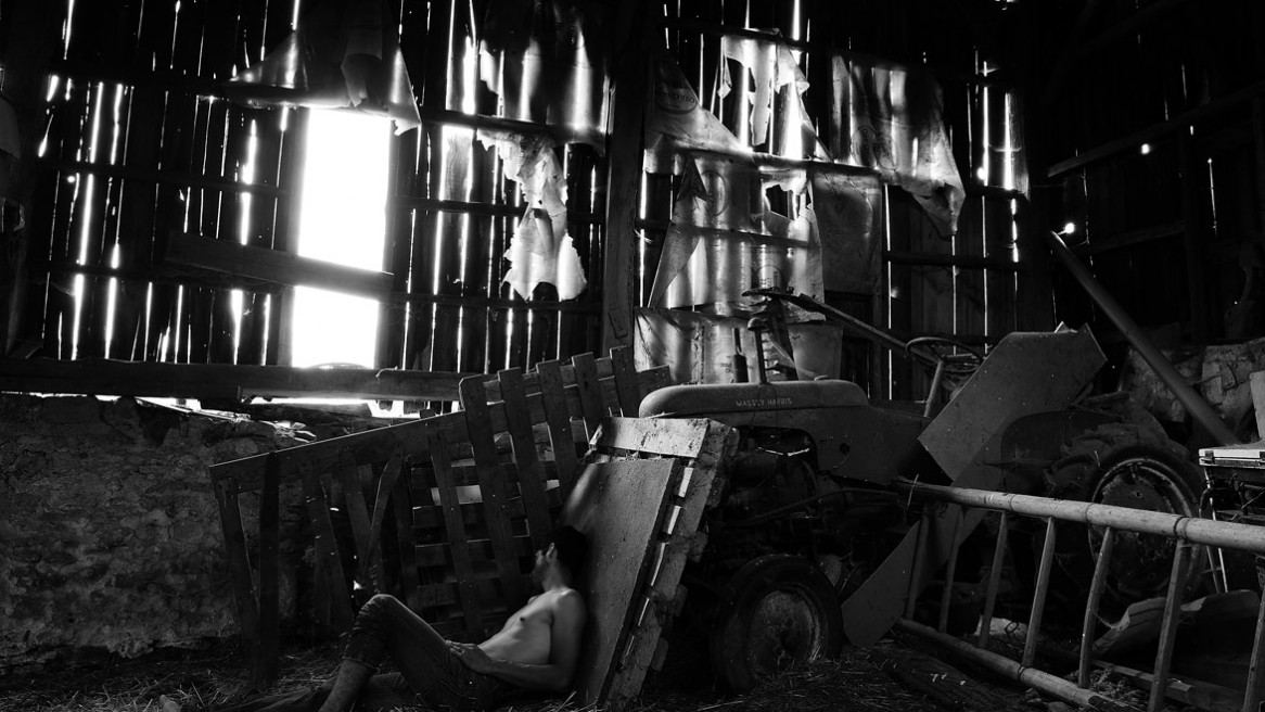 Allongé dans un vieil hangar - Photographie de Matthieu Dupont