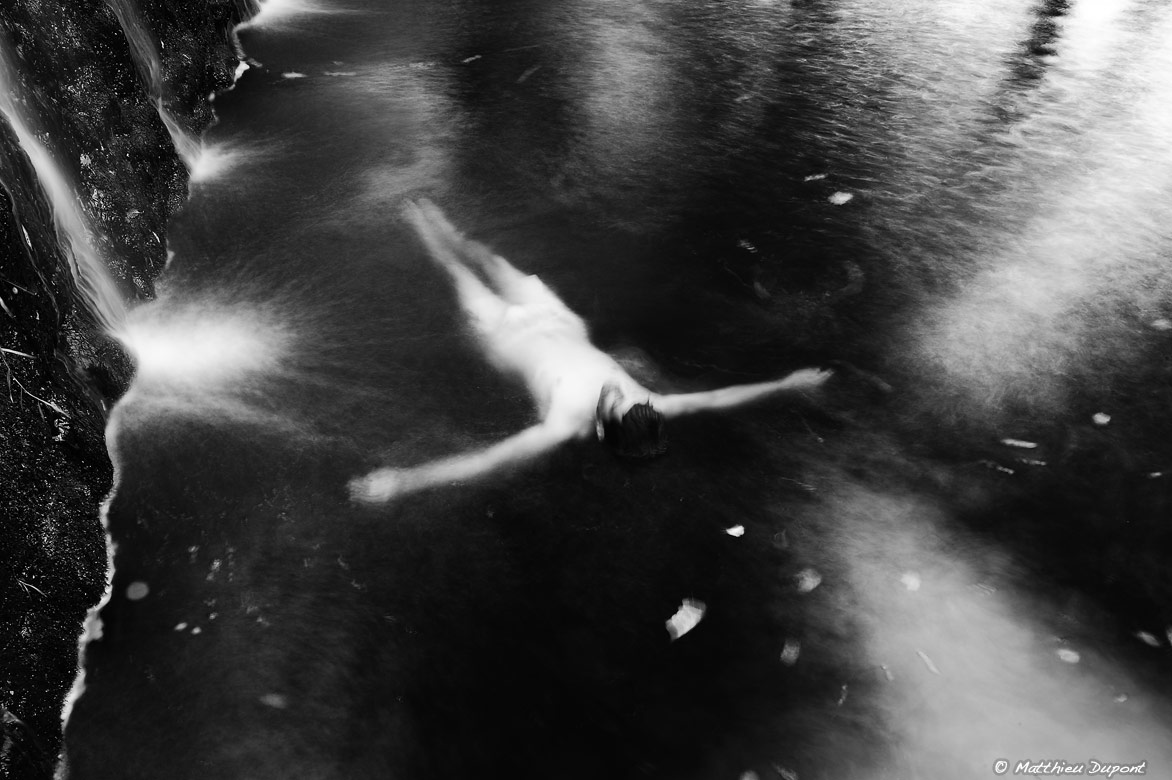 Un corps flottant sur l'eau, une photo de Matthieu Dupont
