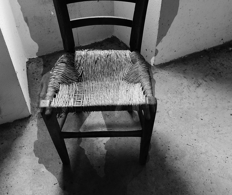 Une chaise, une silhouette humaine qui s'efface, un contre-jour... Photo noir et blanc de Matthieu Dupont