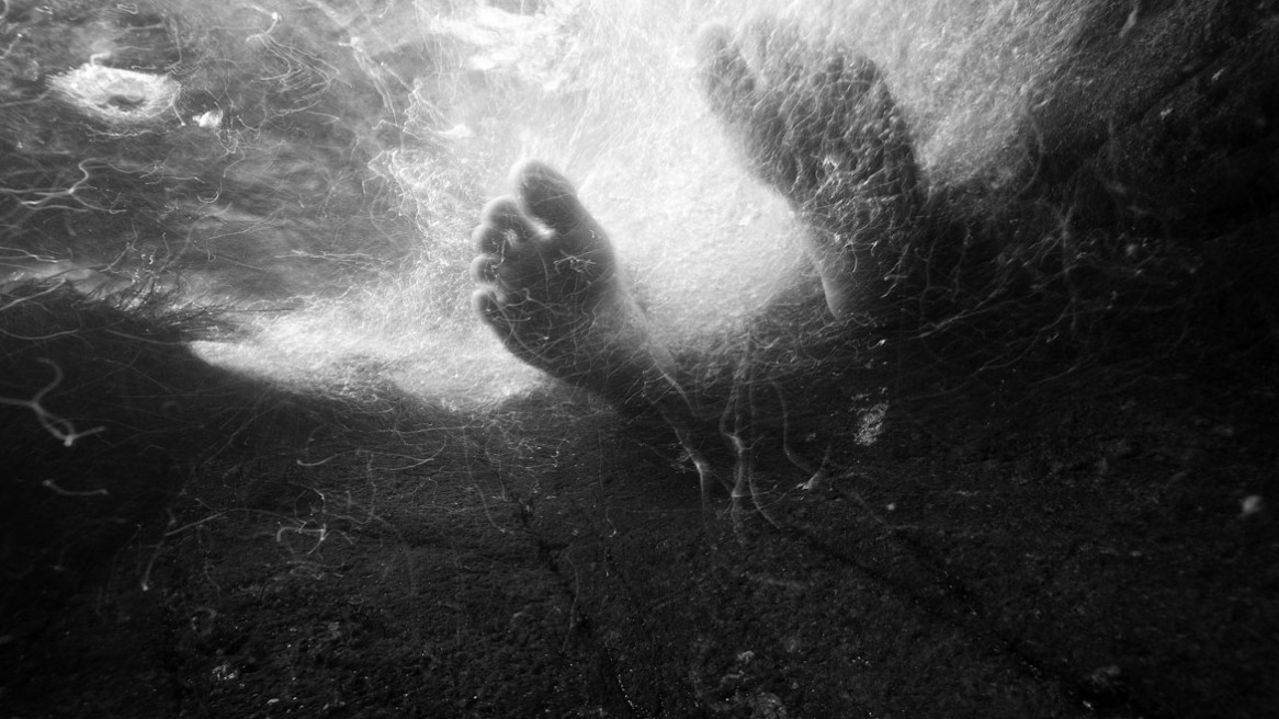 Photo sous l'eau en noir et blanc de pieds dans le courant, par Matthieu Dupont