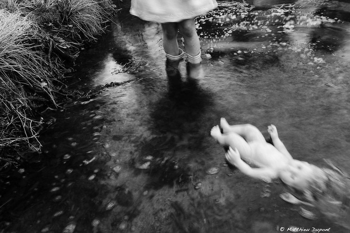 Une petite fille laisse partir sa poupée dans le courant. Photo Matthieu Dupont