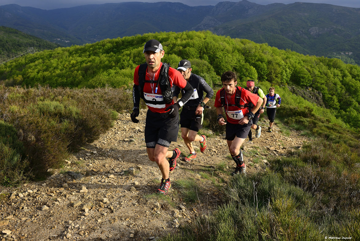 Passage des premiers concurrents du trail de "La Chaussée des Géants" sur les hauteurs de Thueyts en Ardèche