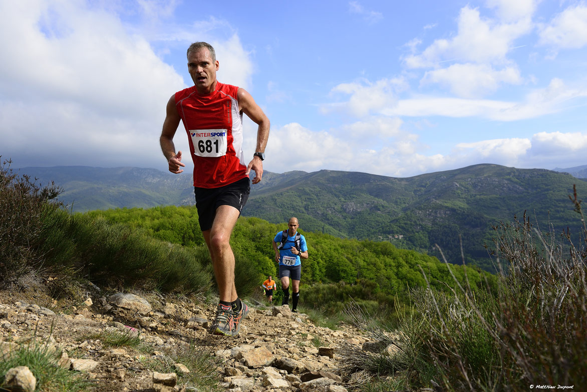 Passage des concurrents du trail de "La Chaussée des Géants" sur les hauteurs de Thueyts en Ardèche