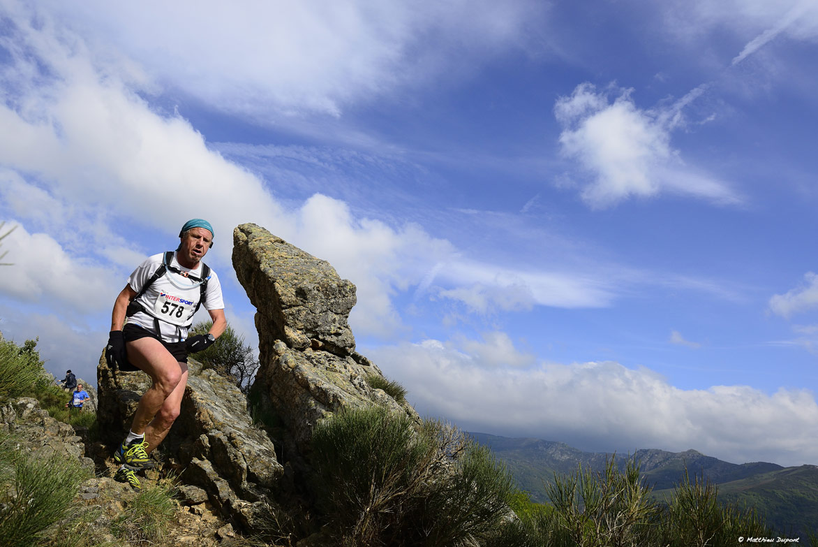 Passage des concurrents du trail de "La Chaussée des Géants" sur les hauteurs de Thueyts en Ardèche