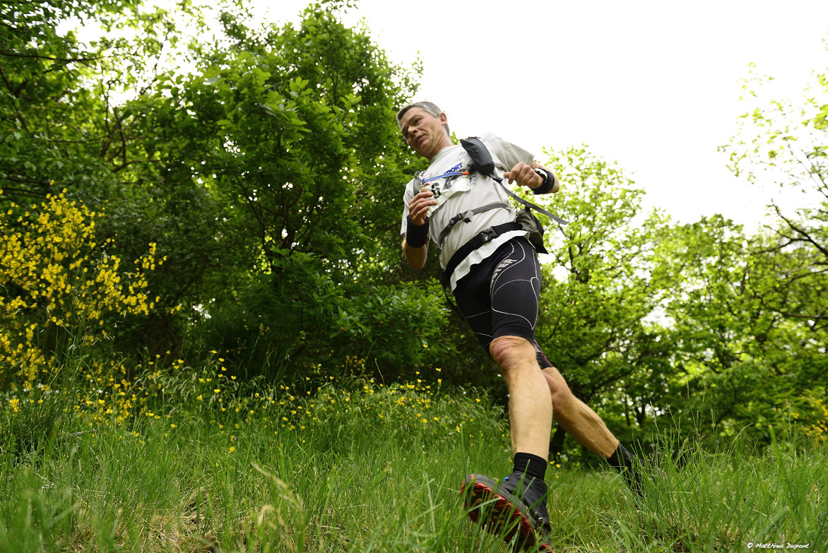 Les concurrents du 53 km dans la descente vers Mayres - Trail La Chaussée des Géants
