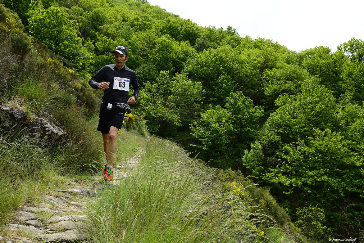 Le vainqueur des 53 km du trail la Chaussée des Géants, Alex Coin