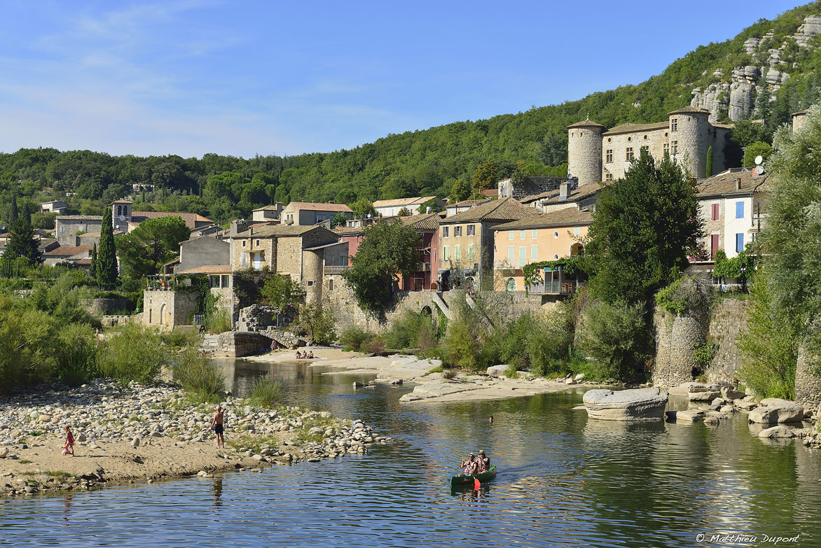 L'Ardèche au village de Voguë. Paradis des canoës, promeneurs et baigneurs. Photo Matthieu Dupont