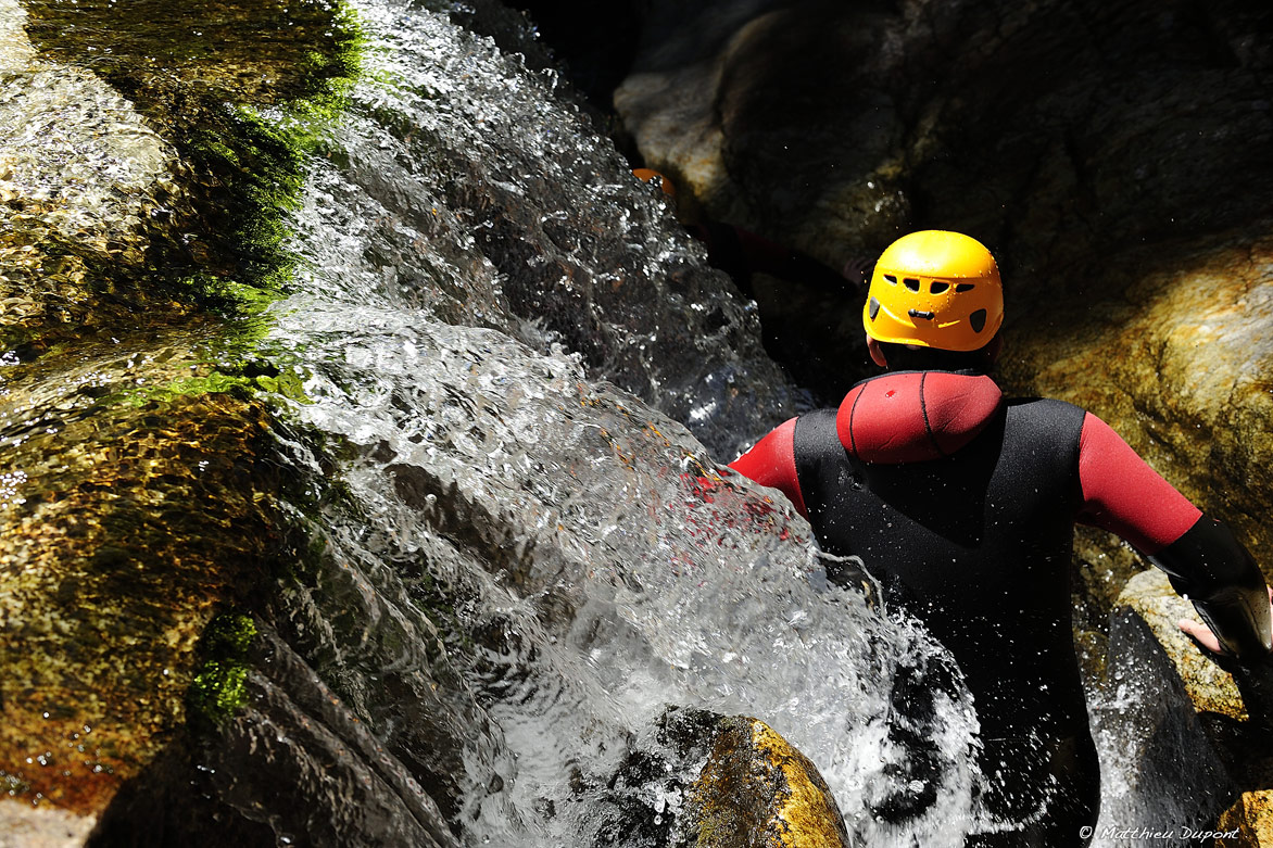 Descente de la rivière Borne (Ardèche) en canyoning. Photo Matthieu Dupont