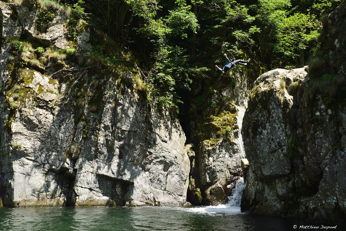 Saut dans la rivière Borne (Ardèche) lors d'une descente en canyoning. Une photo de Matthieu Dupont