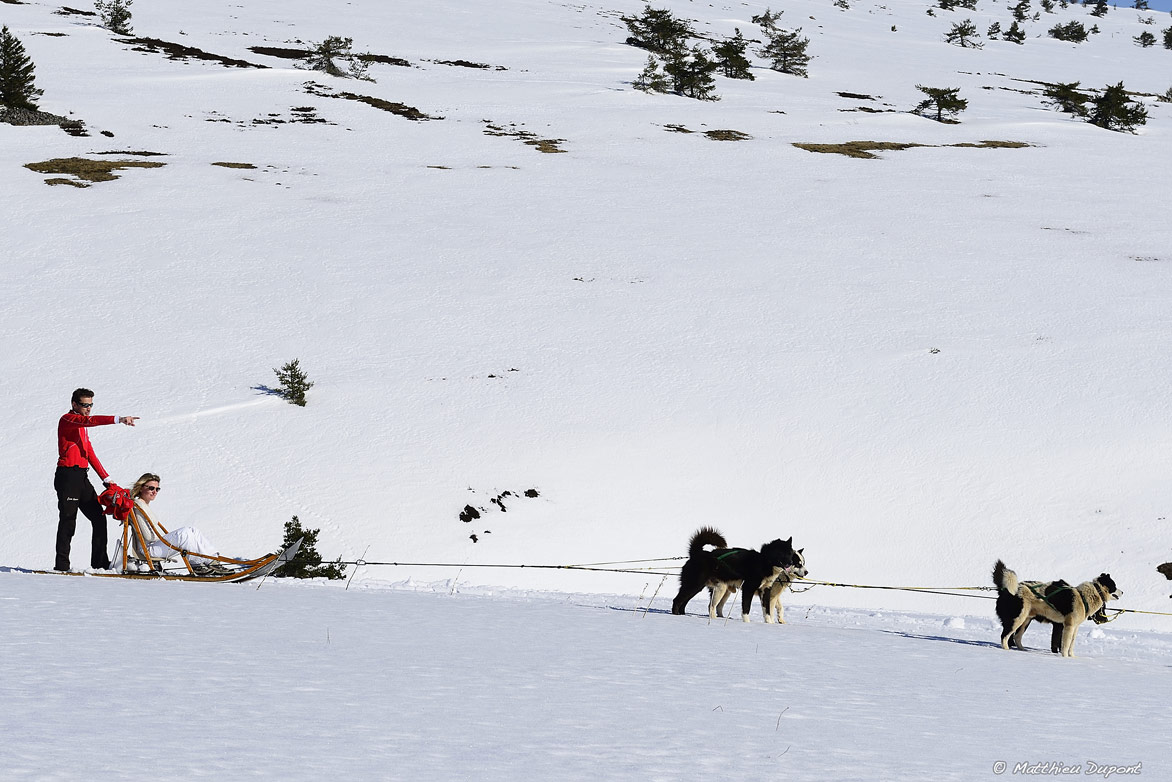 Un couple en traineau à chiens sur le site de La Chavade en Ardèche. Une photo de Matthieu Dupont