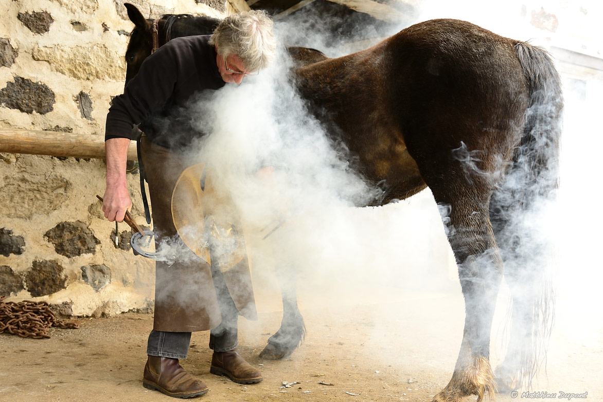 Maréchal ferrant en plein travail. Ardèche, par Matthieu Dupont
