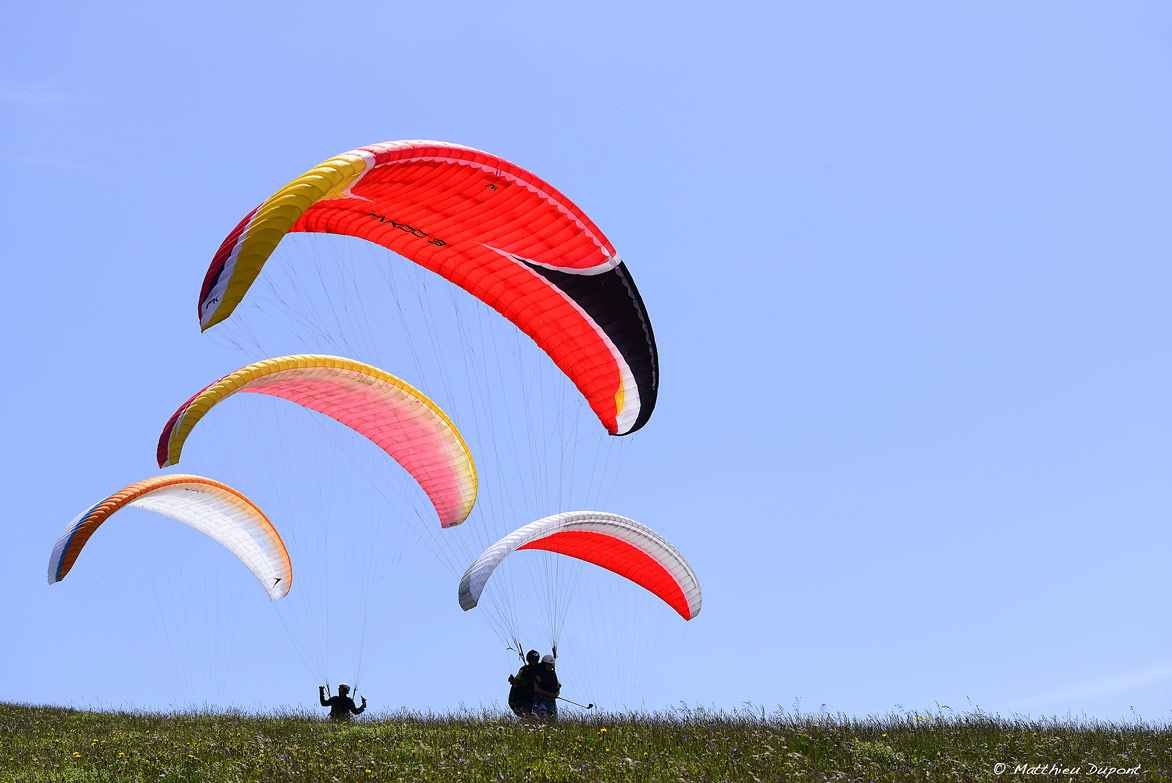 Parapentes au décollage en Ardèche. Une photo de Matthieu Dupont