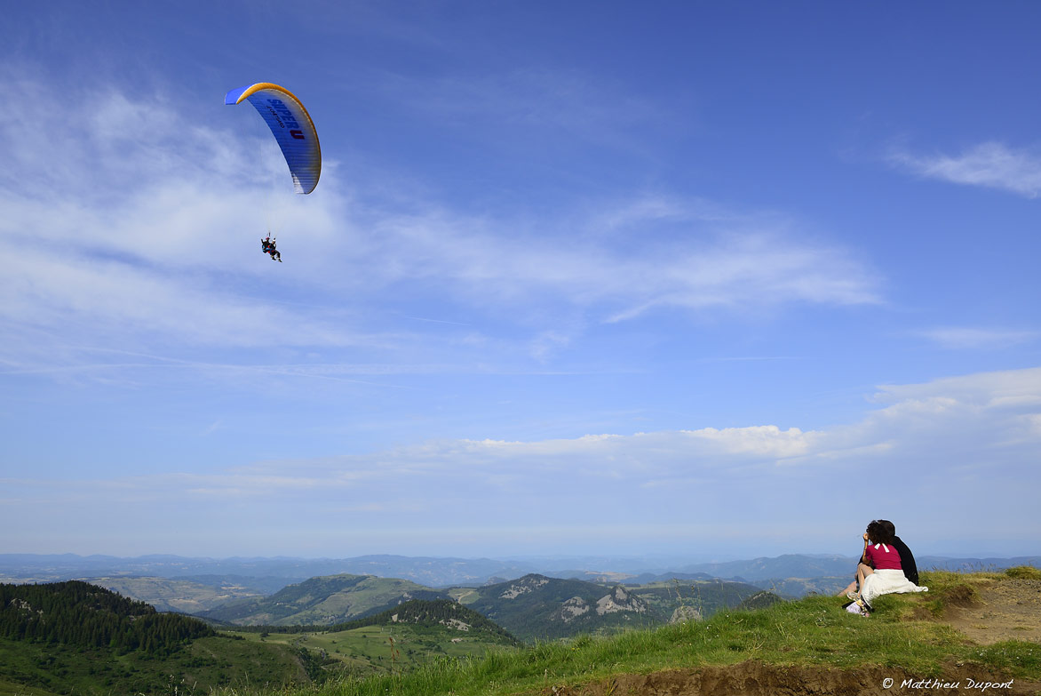 Un parapente a proximité du Mont Mézenc en Ardèche . Une photo de Matthieu Dupont