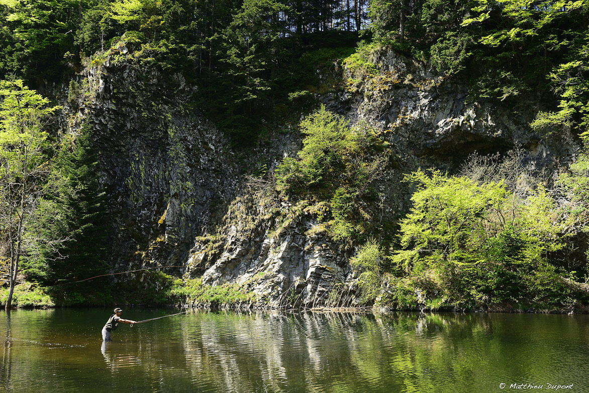 Pêcheur à la mouche sur la Loire en Ardèche, quelques kilomètres après la source du Mont Gerbier de Jonc. Une photo de Matthieu Dupont