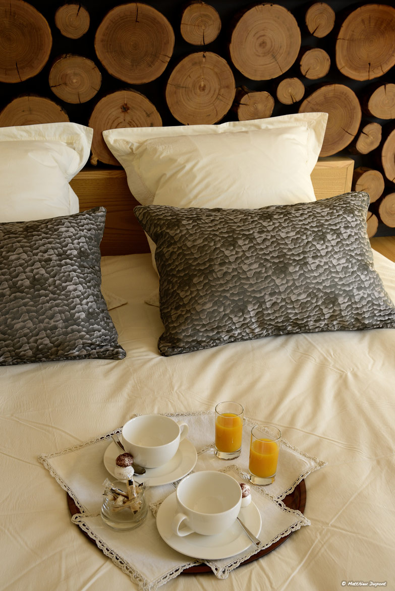 Le petit déjeuner au lit dans un hôtel du sud de la France, en Ardèche