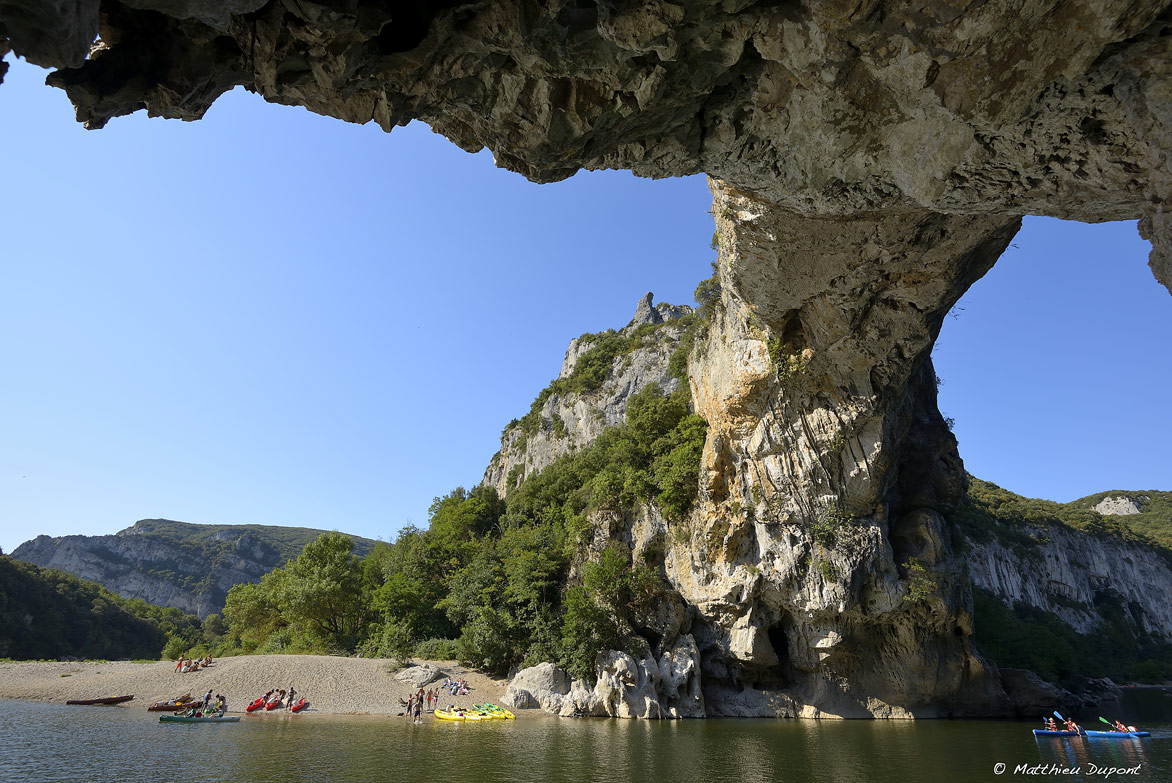 Les canoës passent sous l'arche du Pont d'Arc à l'entrée des Gorges de l'Ardèche. Photo Matthieu Dupont