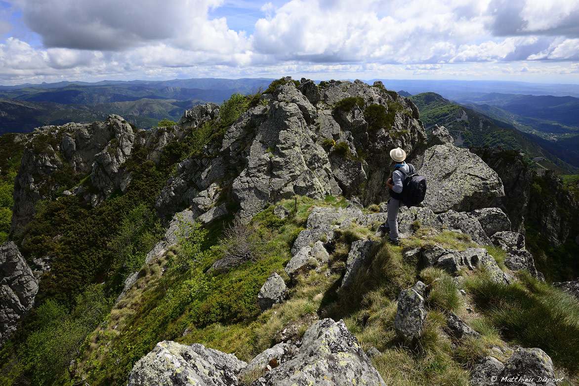 Randonneur au Rocher d'Abraham (Ardèche). Photo Matthieu Dupont