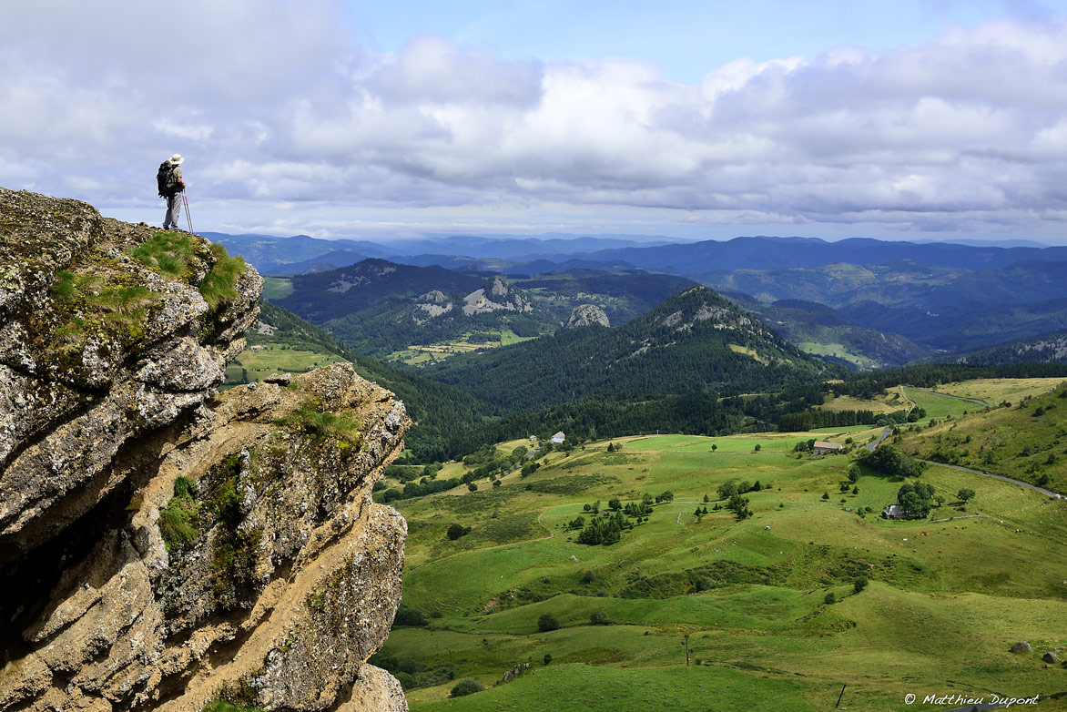Randonneur sur le rocher de la Croix de Boutières, au pied du Mont Mézenc (Ardèche). Photo Matthieu Dupont