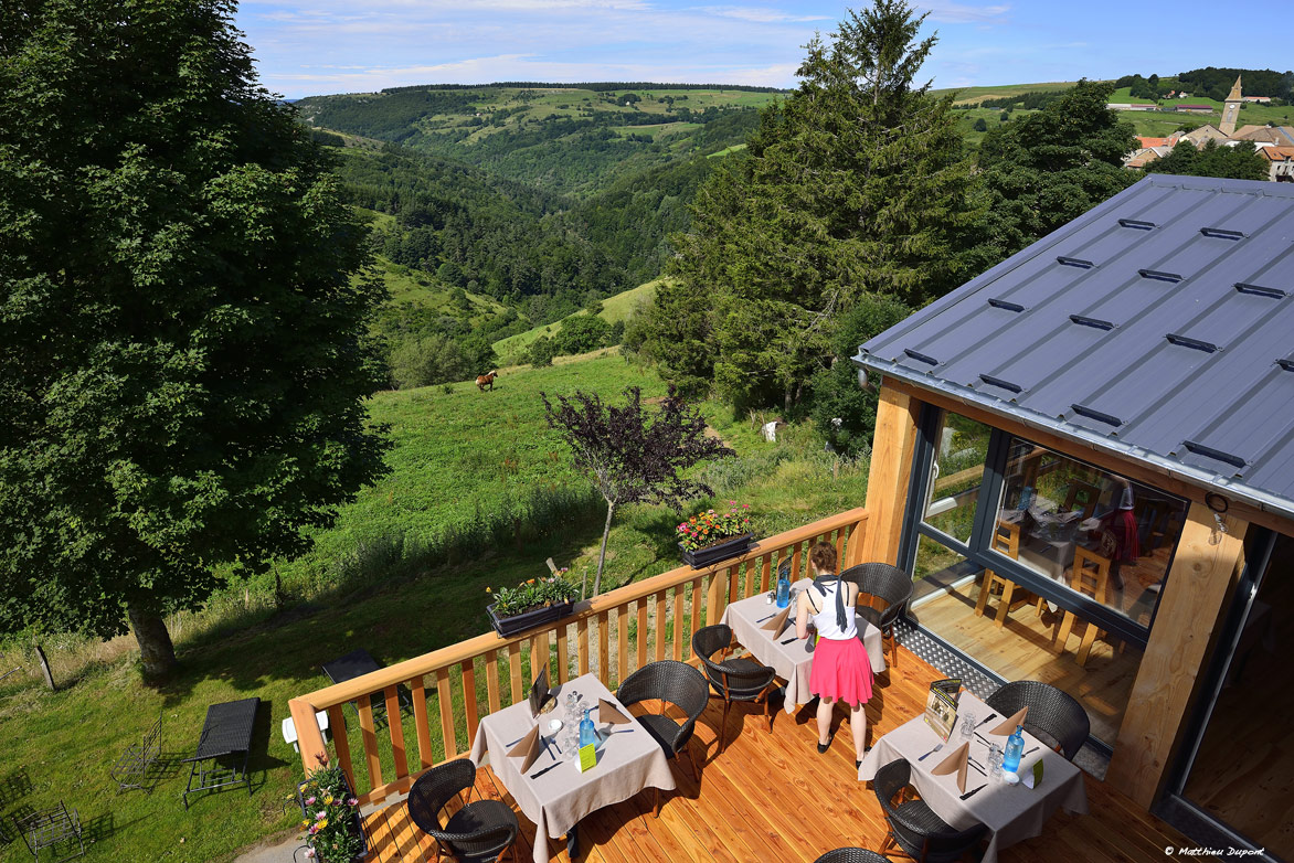 La terrasse extérieure du restaurant Beauséjour au Béage en Ardèche