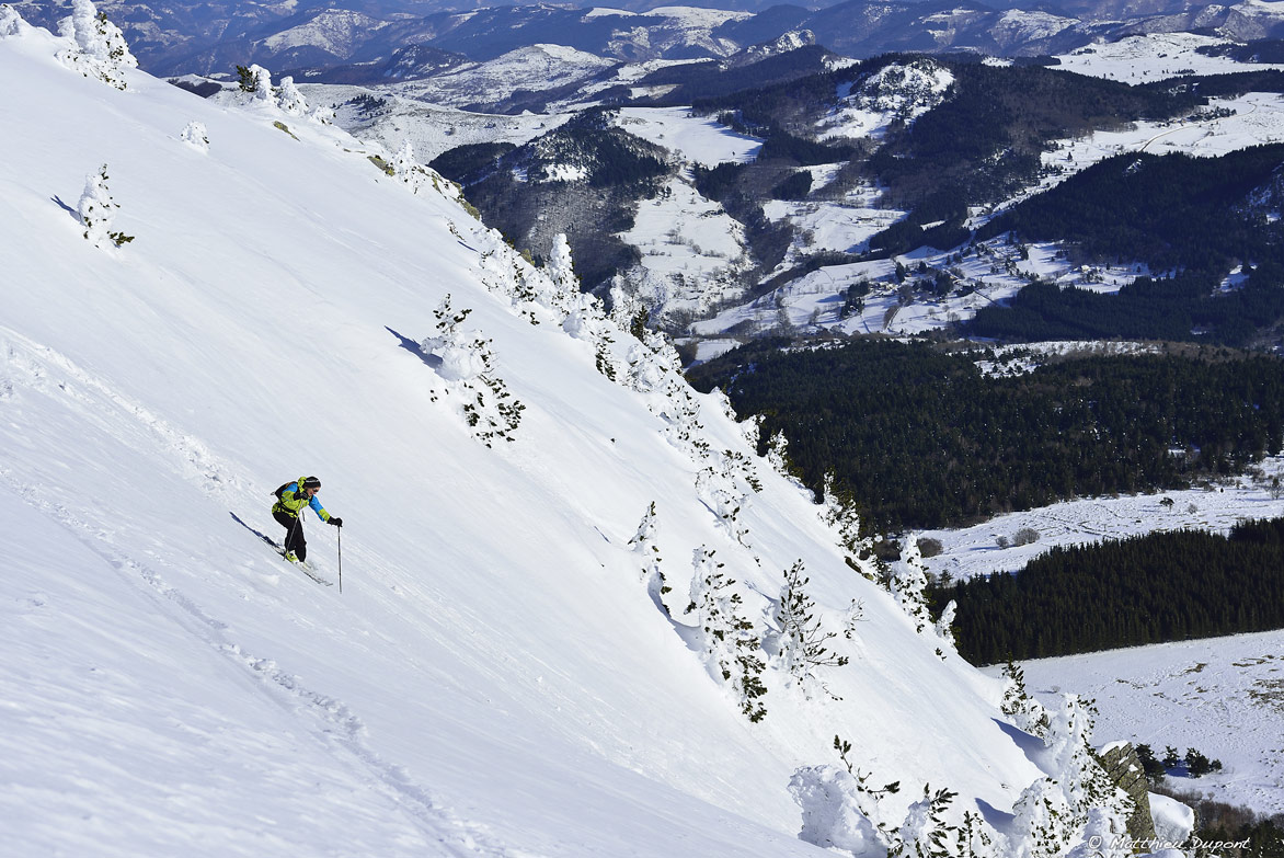 Un skieur en hors-piste sur les pentes raides du Mont Mézenc en Ardèche. Photo Matthieu Dupont