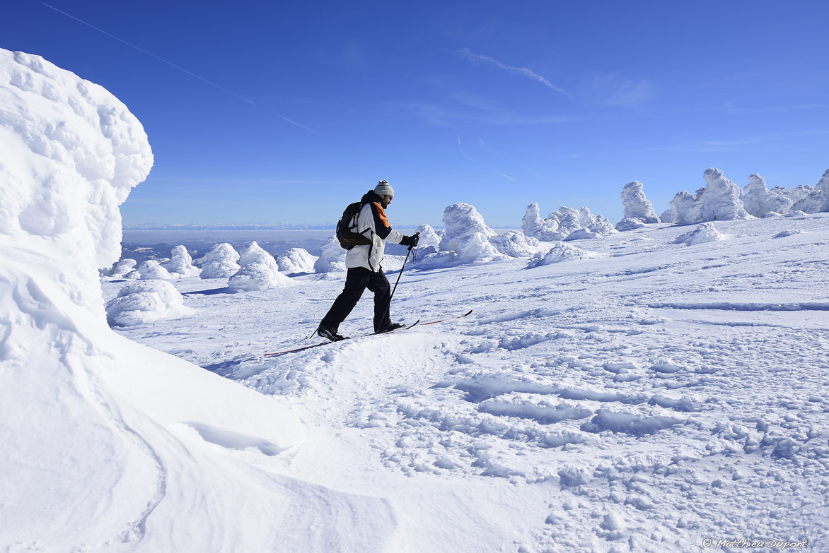 Un skieur au milieu des congères du sommet du Mont Mézenc en Ardèche. Photo Matthieu Dupont