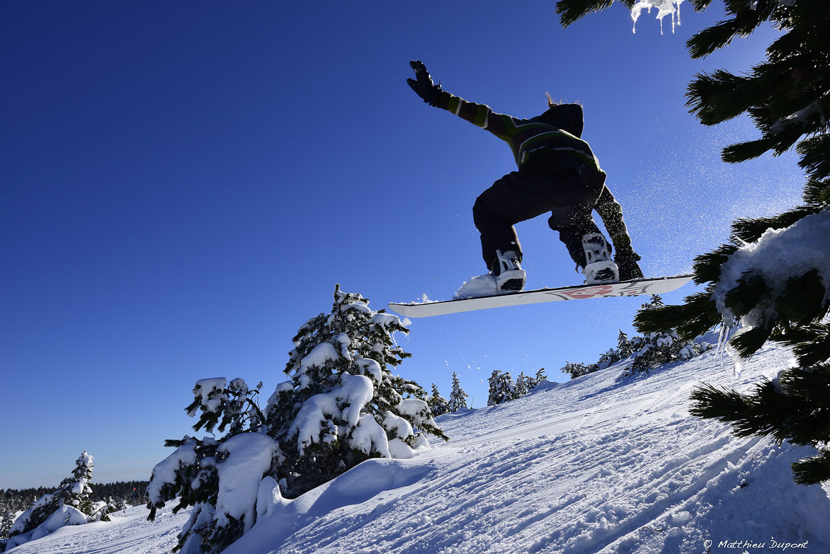 Saut en snowboard sur la neige de la station de la Croix de Bauzon en Ardèche. Photo Matthieu Dupont
