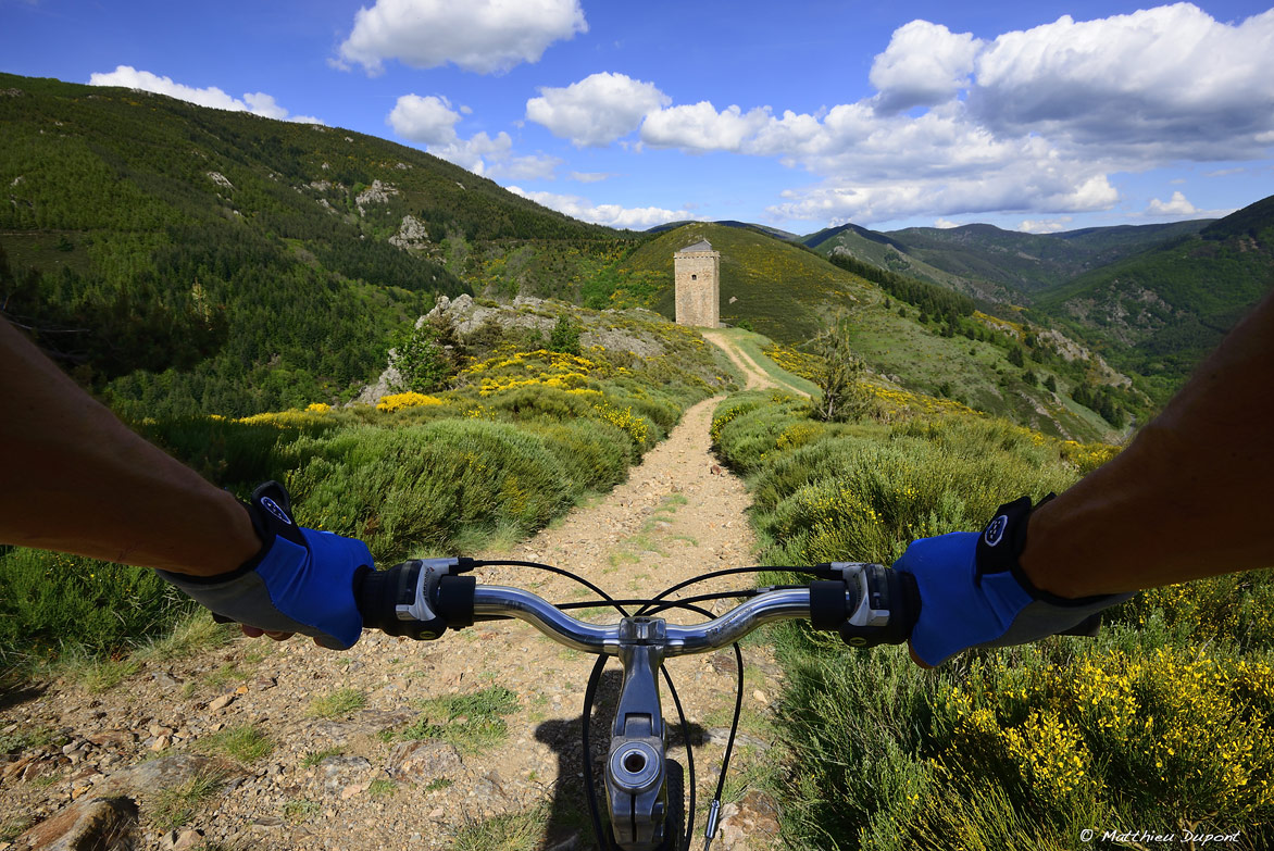 Au guidon d'un vtt surle chemin qui mène à la tour de Saint Laurent les Bains en Ardèche. Photo Matthieu Dupont