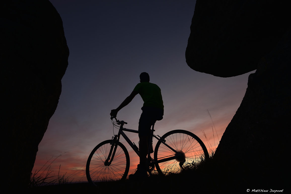 Un vtt au coucher de soleil à Montselgues en Ardèche. Photo Matthieu Dupont