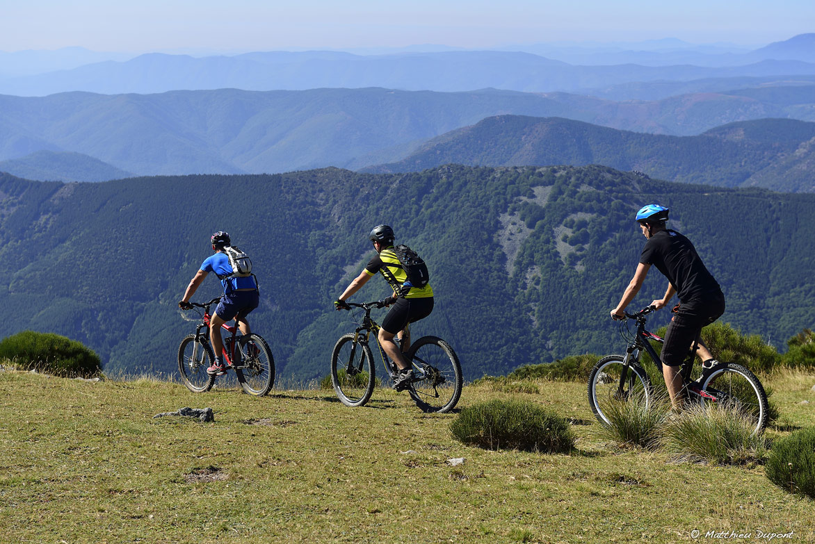 Un groupe en vtt au sommet du Tanargue en Ardèche. Un superbe panorama sur les Cévennes. Photo Matthieu Dupont